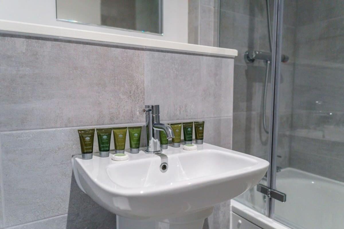 Stunning 2 Bed Apartment In Salford With Views Манчестер Экстерьер фото