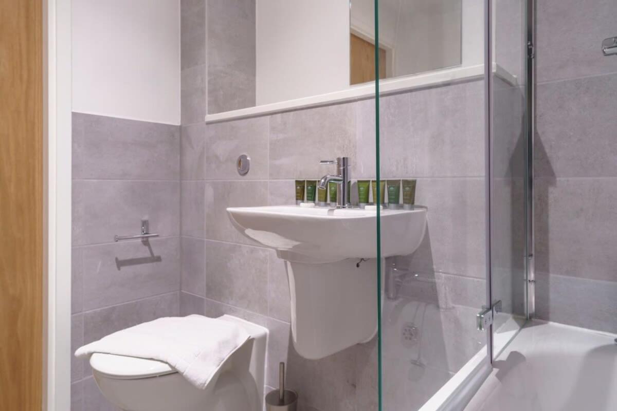 Stunning 2 Bed Apartment In Salford With Views Манчестер Экстерьер фото
