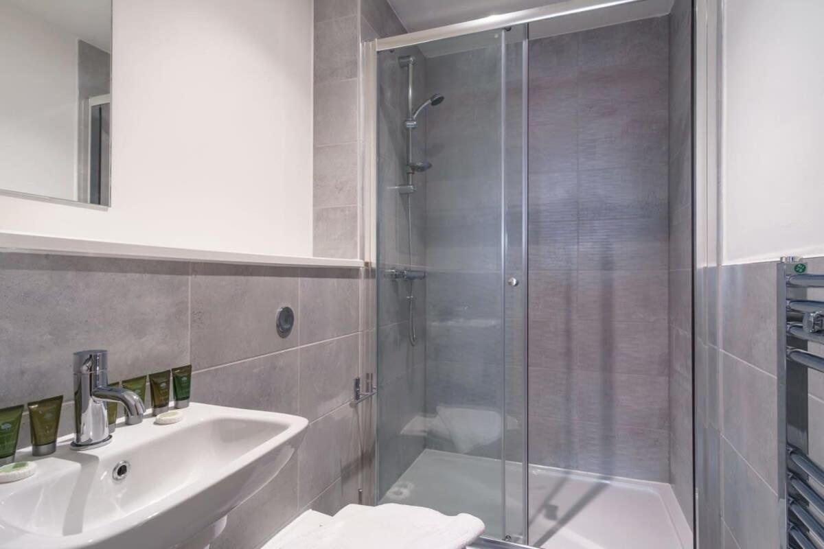 Stunning 2 Bed Apartment In Salford With Views Манчестер Экстерьер фото